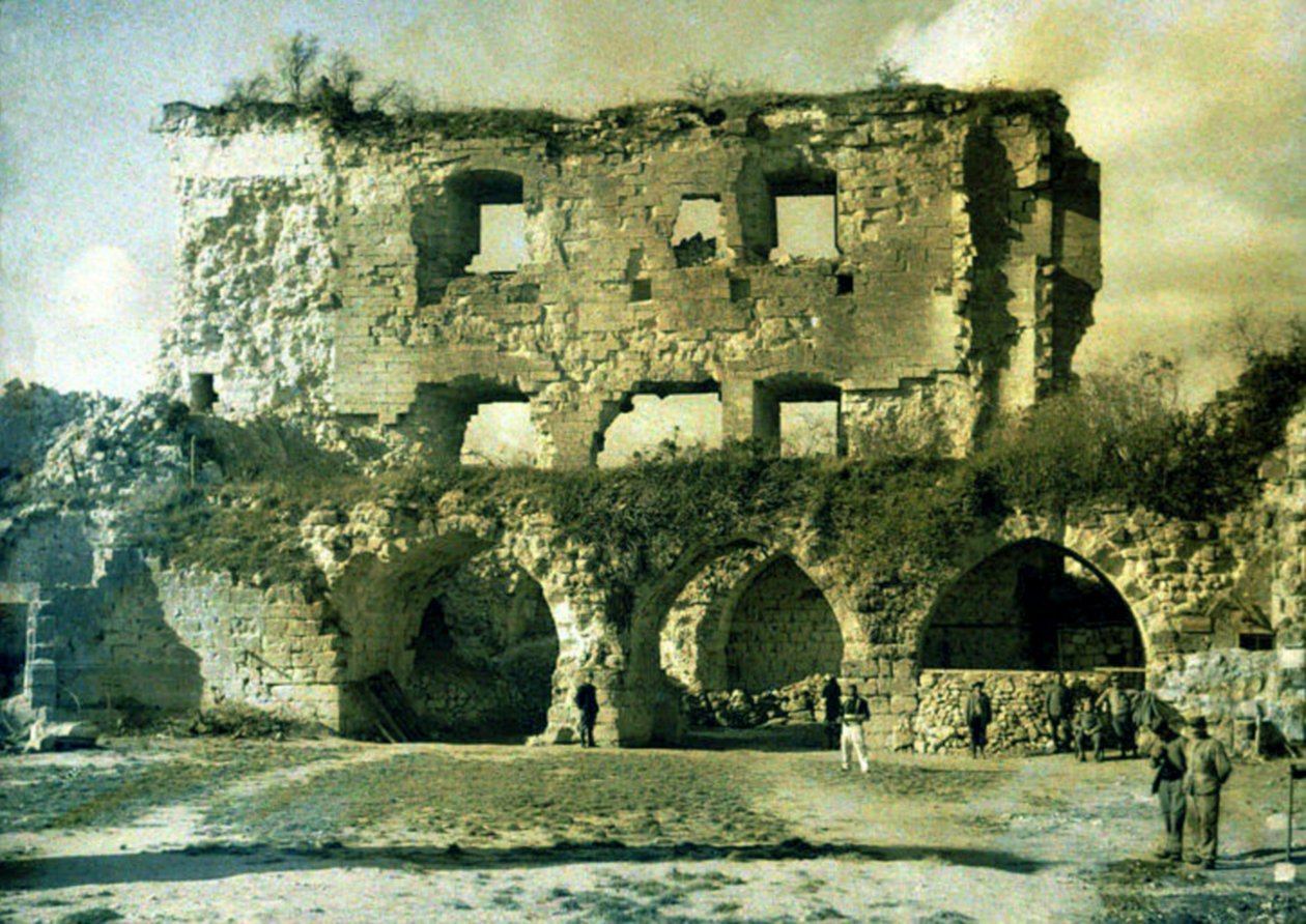 1918年，法国Aisne的Coucy-le-Chateau-Auffrique，德国士兵在一座受严重破坏的城堡的院子里炸毁法国士兵（全彩色） 作者 费尔南德·库维尔