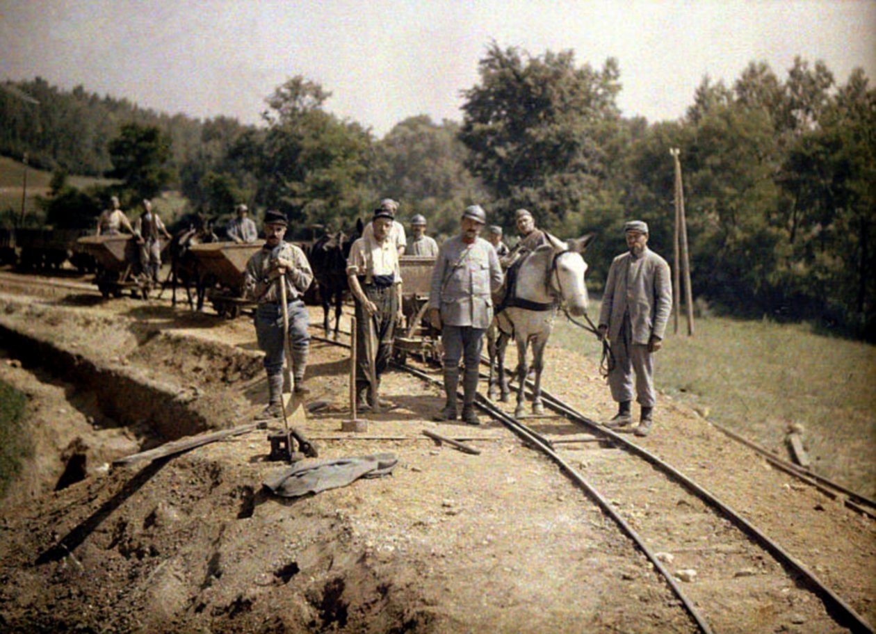 第11炮兵团的法国士兵安装轨道为600毫米（窄）轨道铁路，Soissons，Aisne，法国，1917年（自然色） 作者 费尔南德·库维尔