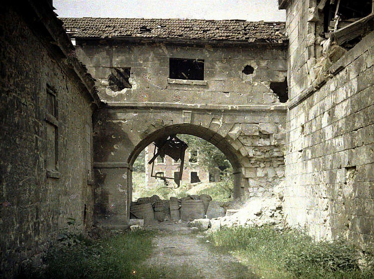 玻璃厂，Vauxrot，Cuffies，Aisne，法国，1917年（彩色） 作者 费尔南德·库维尔