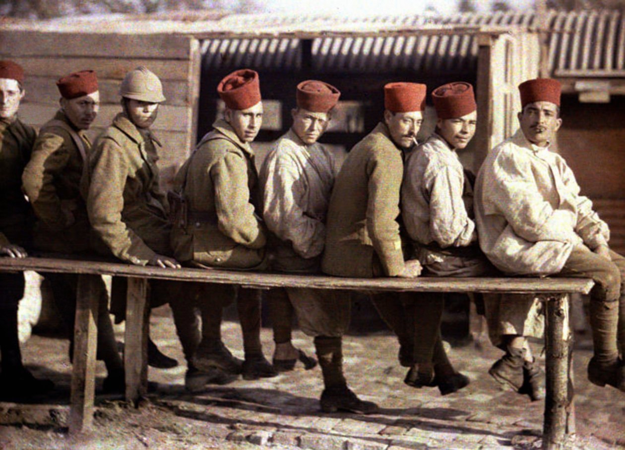 1917年德国军队Noyon，法国瓦兹撤退后的一群阿尔及利亚士兵（自然色） 作者 费尔南德·库维尔
