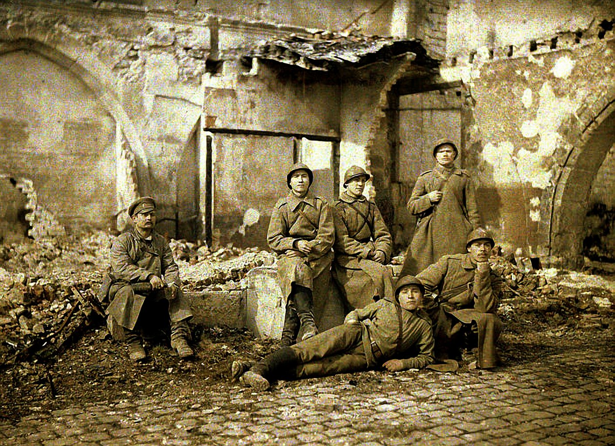 一群俄罗斯士兵在废墟，兰斯，马恩，法国，1917年（彩色） 作者 费尔南德·库维尔