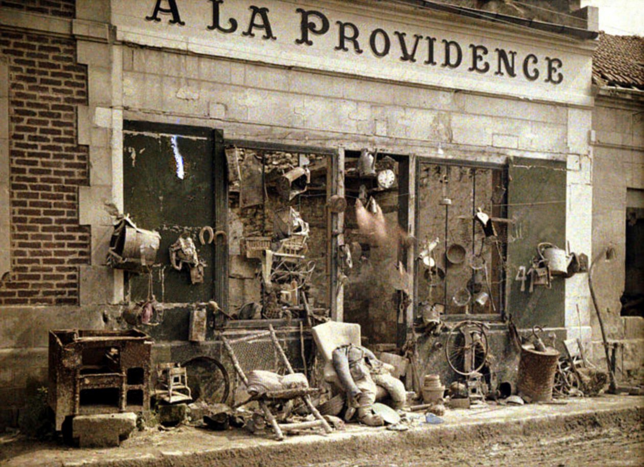 1917年法国Aisne，Bucy-le-Long德国人撤退后的垃圾商店&39;A La Providence&39;（自然色） 作者 费尔南德·库维尔
