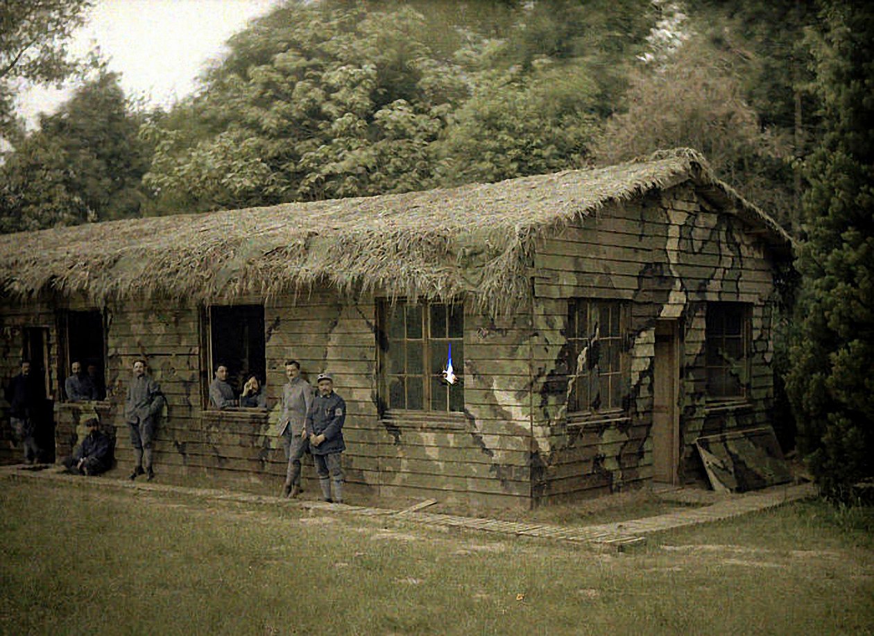 九个法国士兵在一个木制建筑物与军事伪装，Soissons，Aisne，法国，1917年（彩色） 作者 费尔南德·库维尔