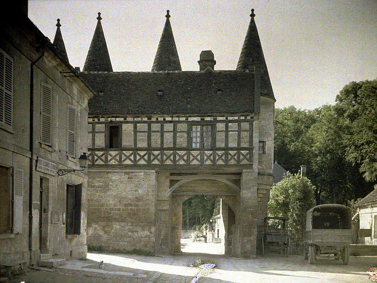 老房子在Longpont，Aisne，法国，1917年（彩色） 作者 费尔南德·库维尔