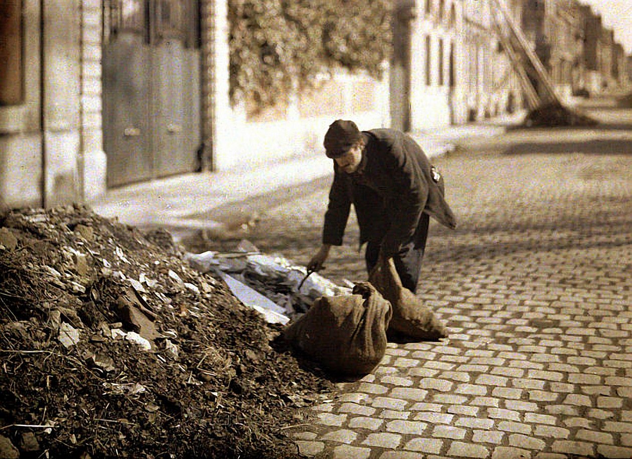 Rag-picker从一堆堆中寻找可用的物品，Reims，Marne，France，1917（autochrome） 作者 费尔南德·库维尔