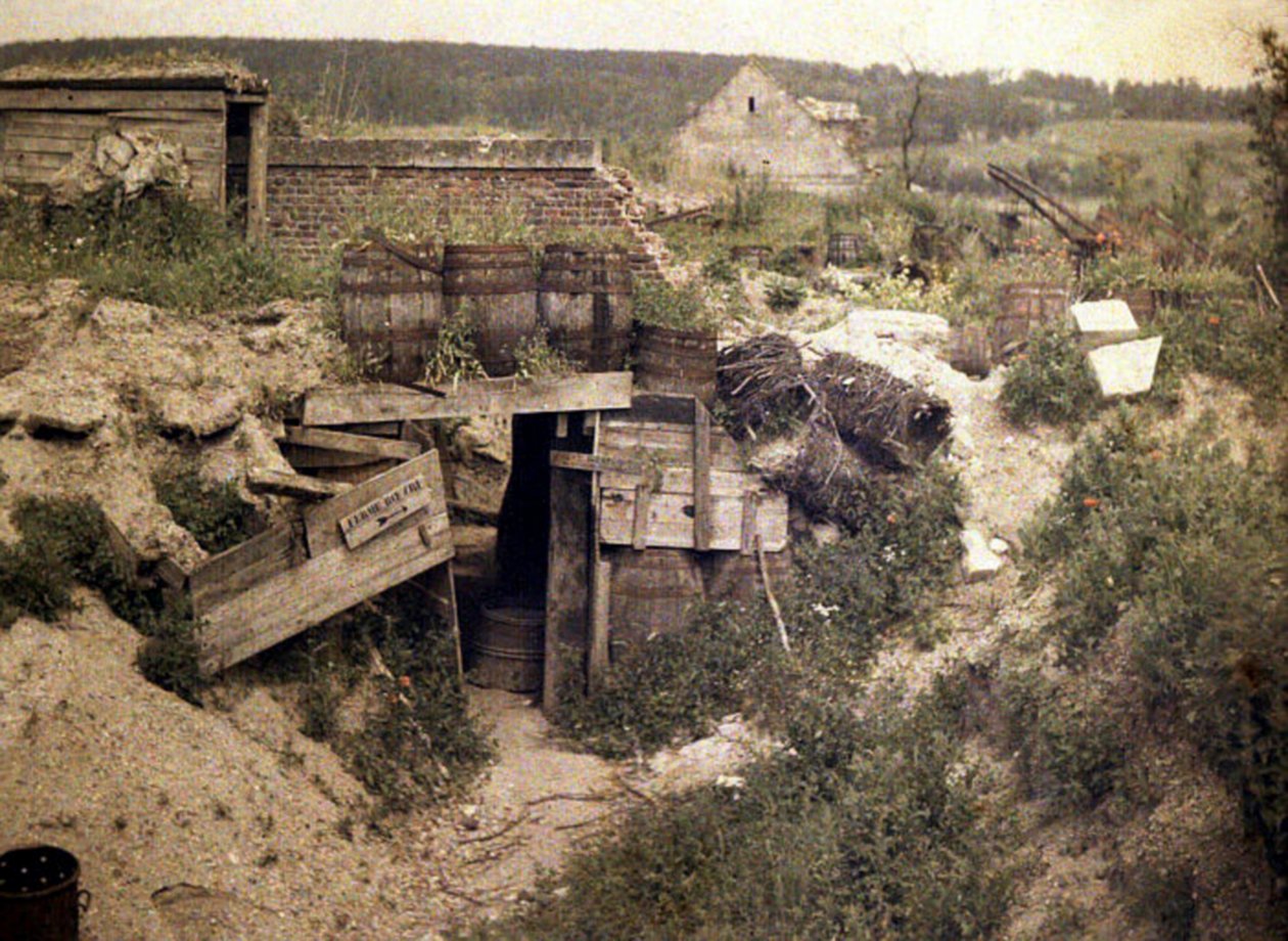 1917年，法国Aisne，Soissons，Boevre农场的避难所（自然色） 作者 费尔南德·库维尔