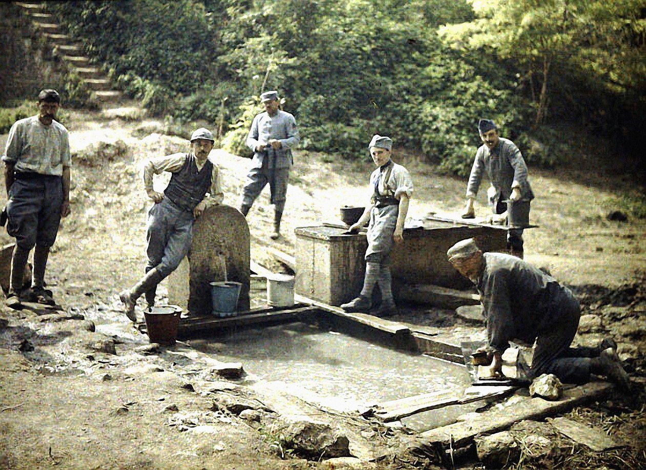 1917年，法国Aisne的Soissons，六名法国士兵在水坑和洗衣店洗刷（自然色） 作者 费尔南德·库维尔