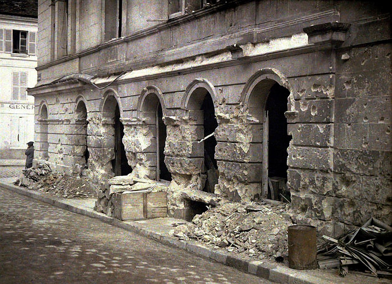 Soissons，在7月5日爆炸后，法国Aisne，1917年（彩色） 作者 费尔南德·库维尔