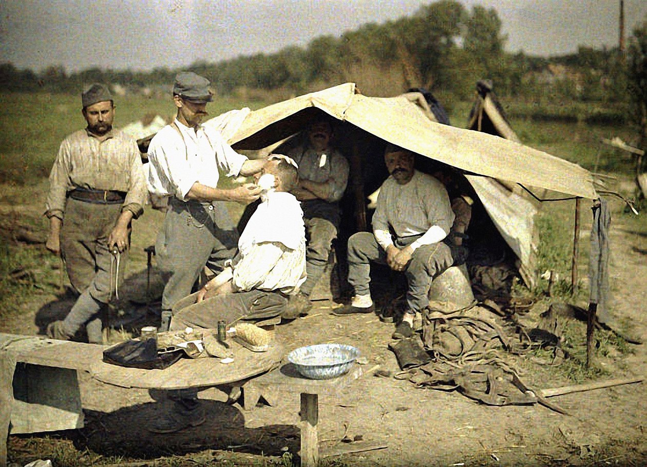 在法国军事营地的理发师剃光的士兵，Soissons，Aisne，法国，1917年（彩色） 作者 费尔南德·库维尔