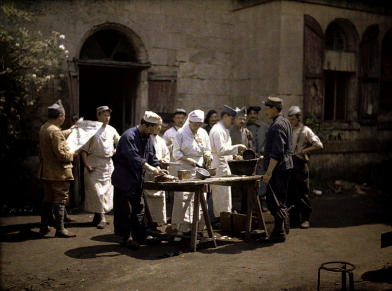 Chateau Vauxbuin的士兵，法国军队用作医院，Soissons，Aisne，法国，1917年（自然色） 作者 费尔南德·库维尔