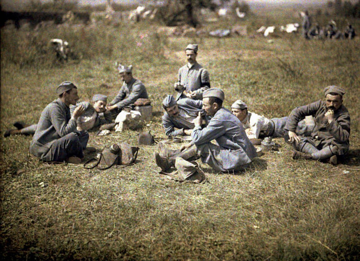 饭后休息的士兵，Aisne，法国，1917年（彩色） 作者 费尔南德·库维尔