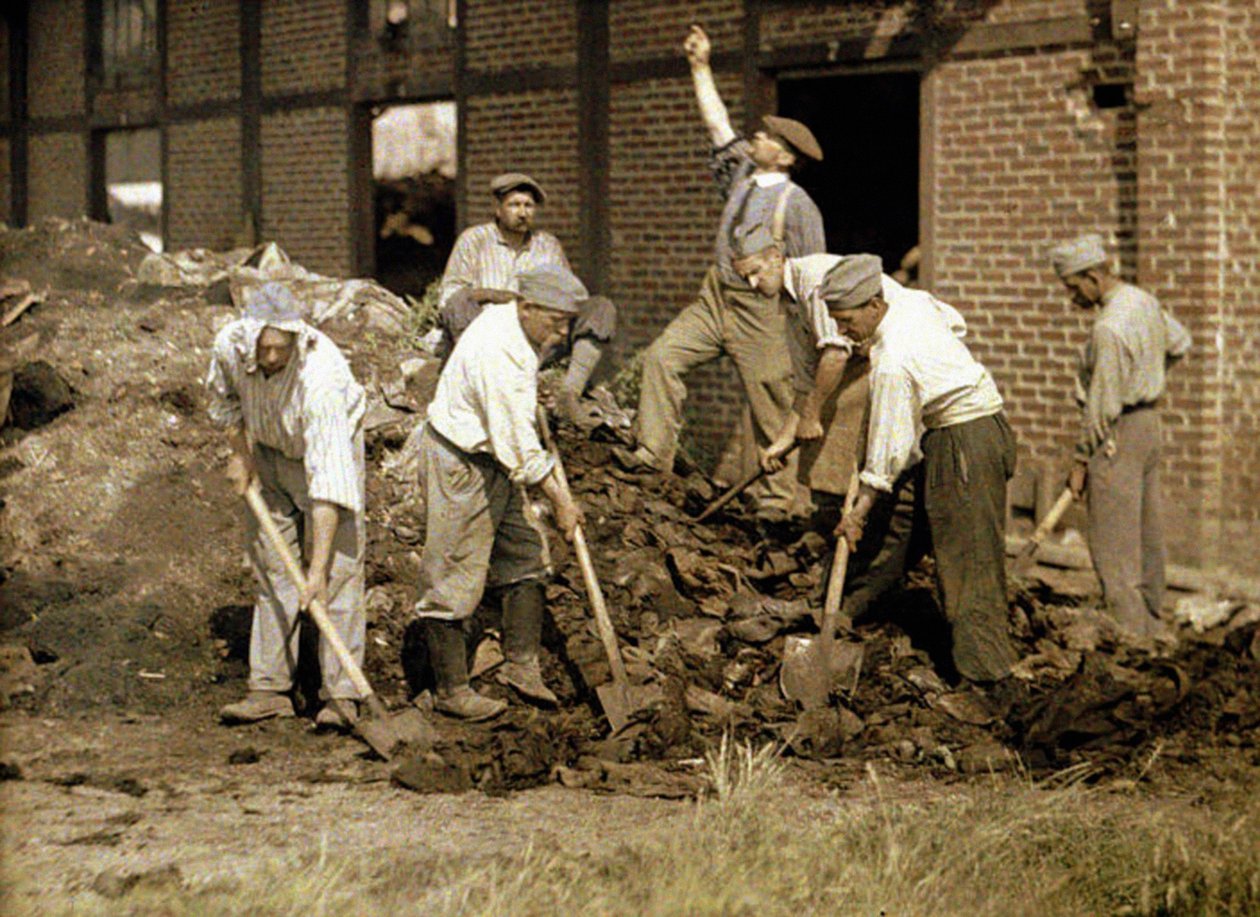 1917年，法国Aisne，Soissons，建筑物的碎片中使用铁锹的士兵（自然色） 作者 费尔南德·库维尔