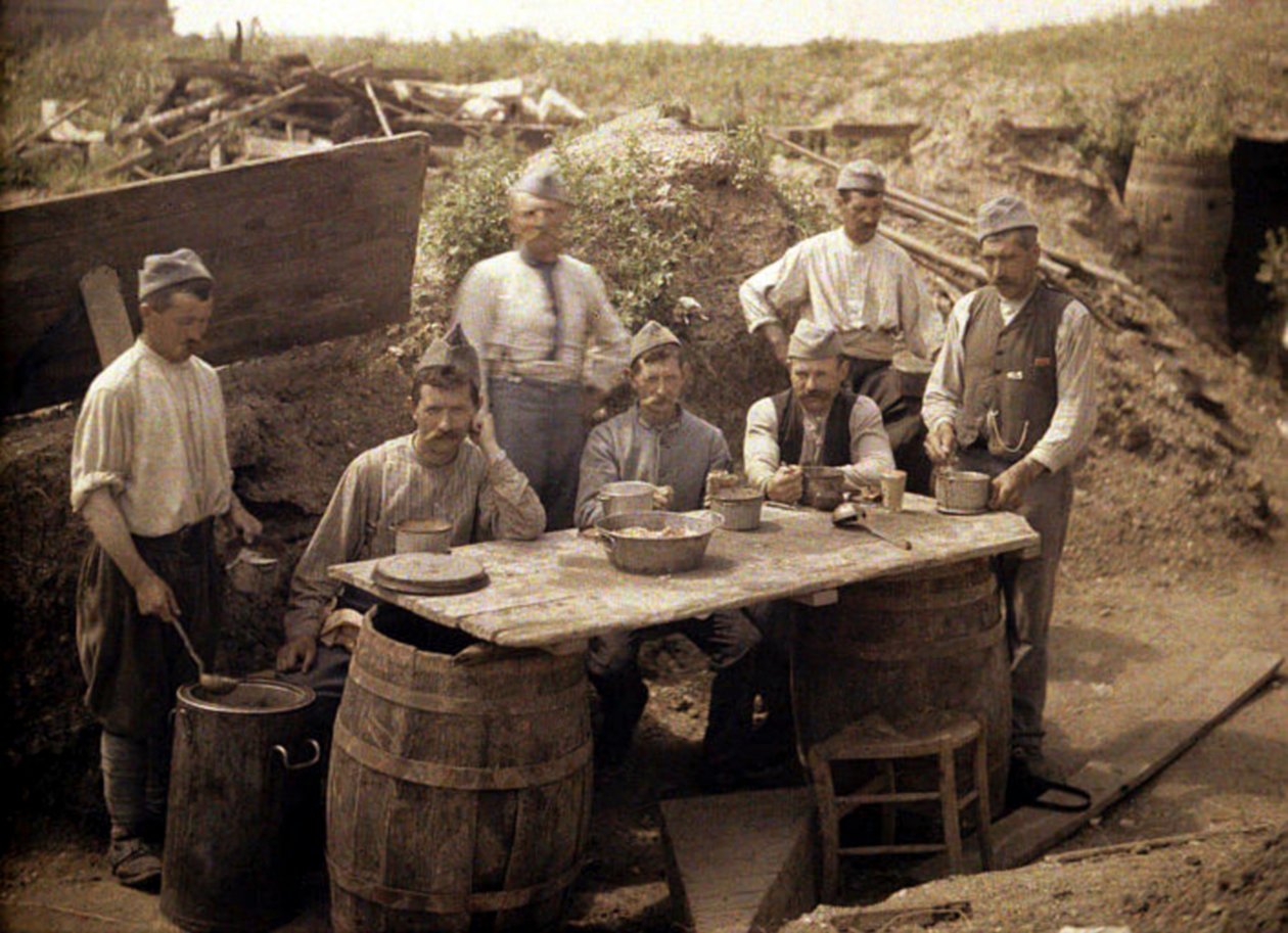 1917年法国Aisne Soissons前方法国战壕中的汤分布（自然色） 作者 费尔南德·库维尔