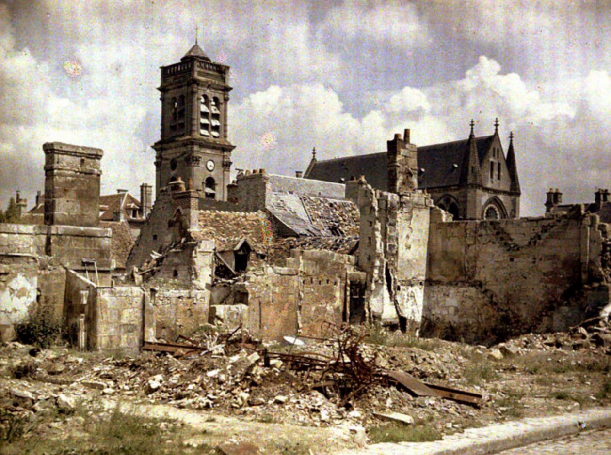 教堂和被毁的建筑物在Rue du Coq Lombard，Soissons，Aisne，法国，1917年（自然色） 作者 费尔南德·库维尔