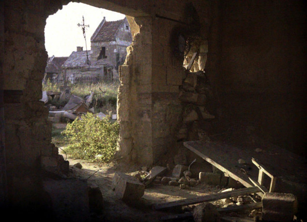 受损的教堂有一个可以看到房屋的洞，Thiescourt，Oise，France，1917（autochrome） 作者 费尔南德·库维尔