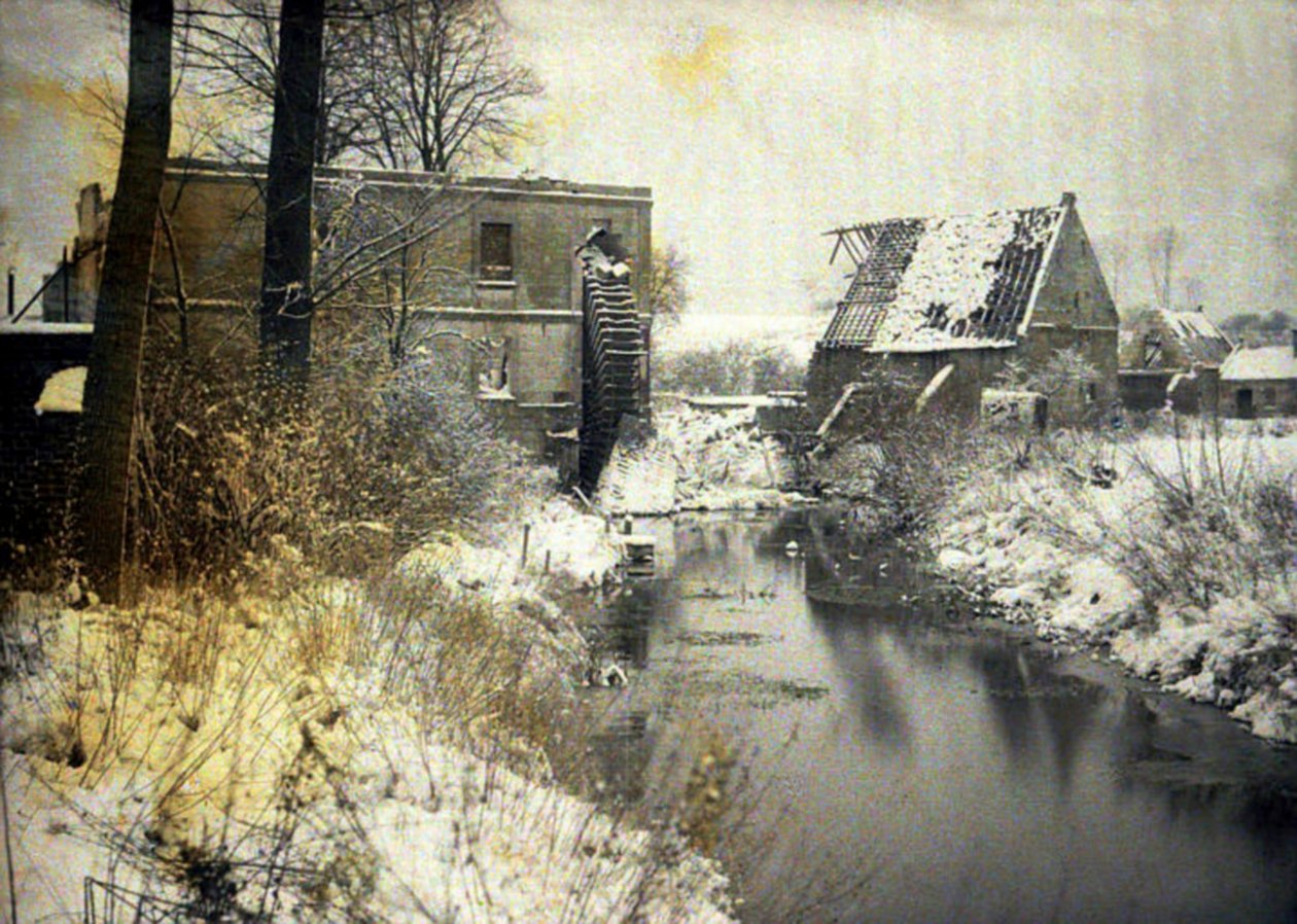1917年，Chaulnes，Somme，法国，城堡受损的水车（自然色） 作者 费尔南德·库维尔