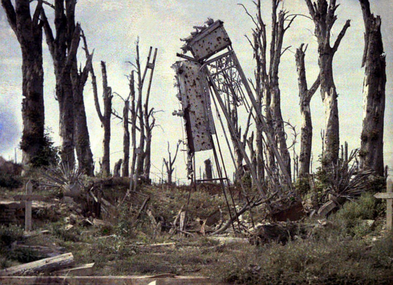 1917年，Chaulnes，Somme，法国，城堡和树木被炮火击中的门（自然色） 作者 费尔南德·库维尔