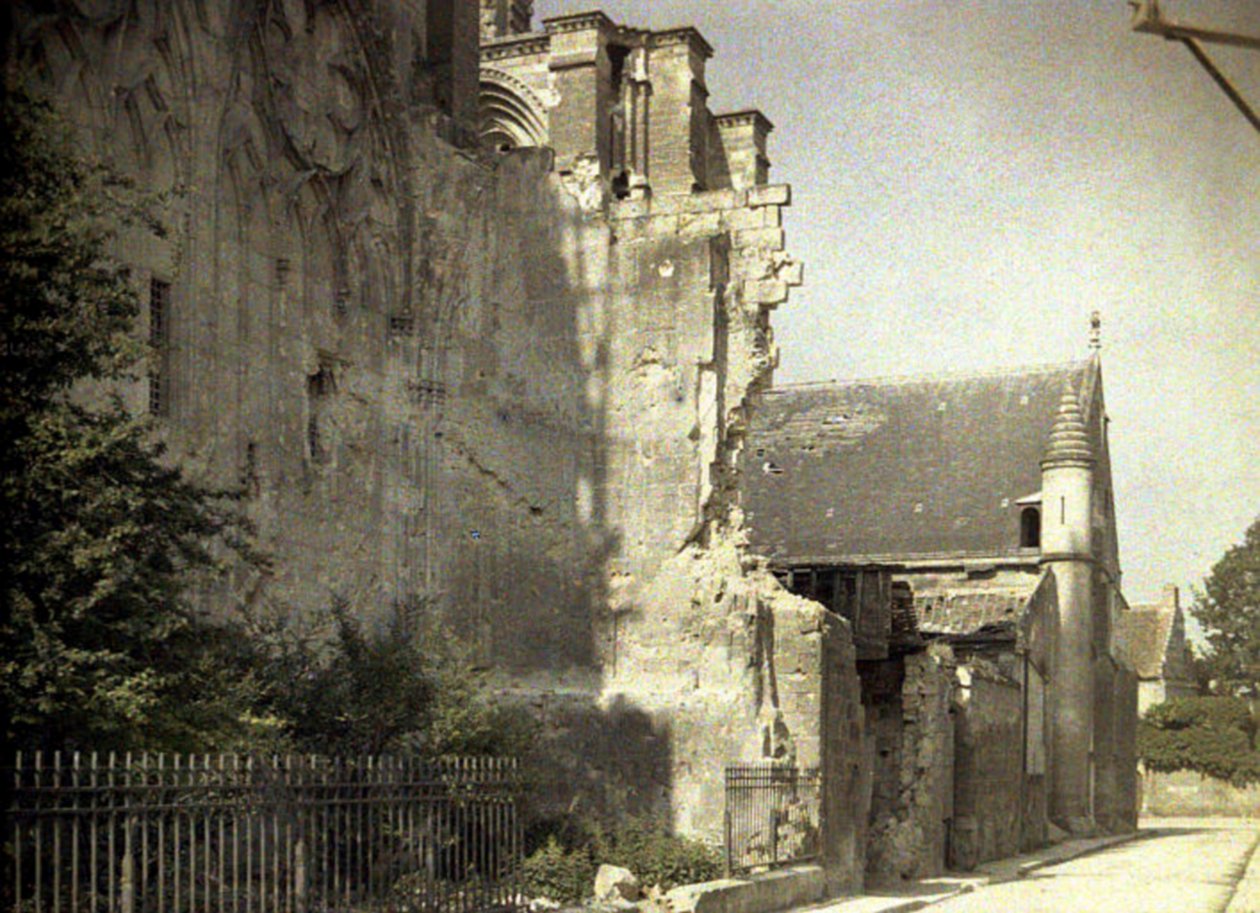 Cathedrale Saint-Gervaise-et-Saint-Protais的北立面始于1180年，在战争期间严重受损，Soissons，Aisne，法国，1917年（自然色） 作者 费尔南德·库维尔