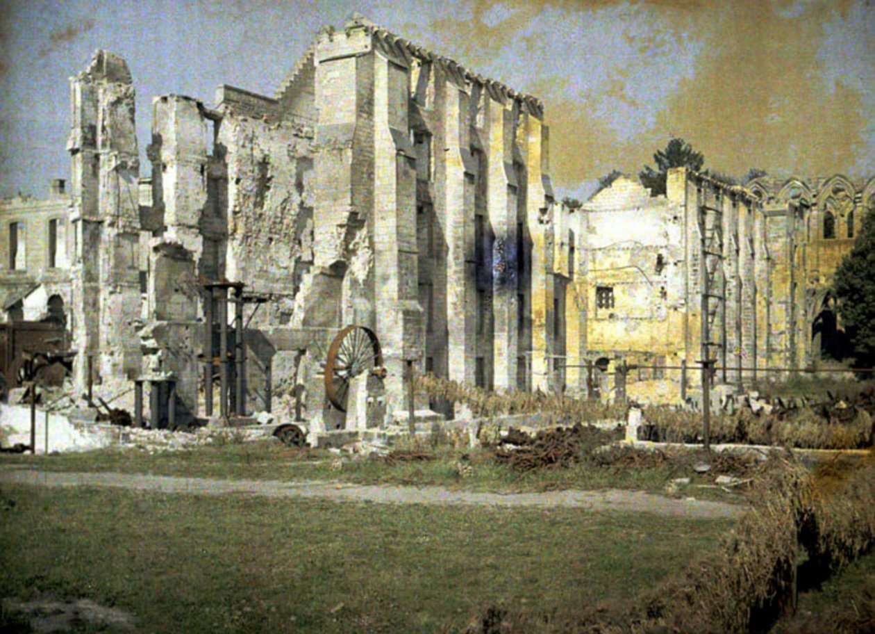 工厂的废墟和Notre-Dame d&39;Ourscamp修道院，Cistercian修道院于1915年烧毁，Chiry-Ourscamp，法国瓦兹，1917年（自然色） 作者 费尔南德·库维尔