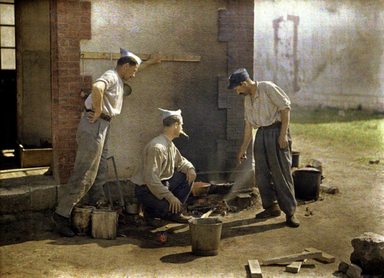 三名法国士兵在明火上烹饪午餐，Soissons，Aisne，France，1917（autochrome） 作者 费尔南德·库维尔
