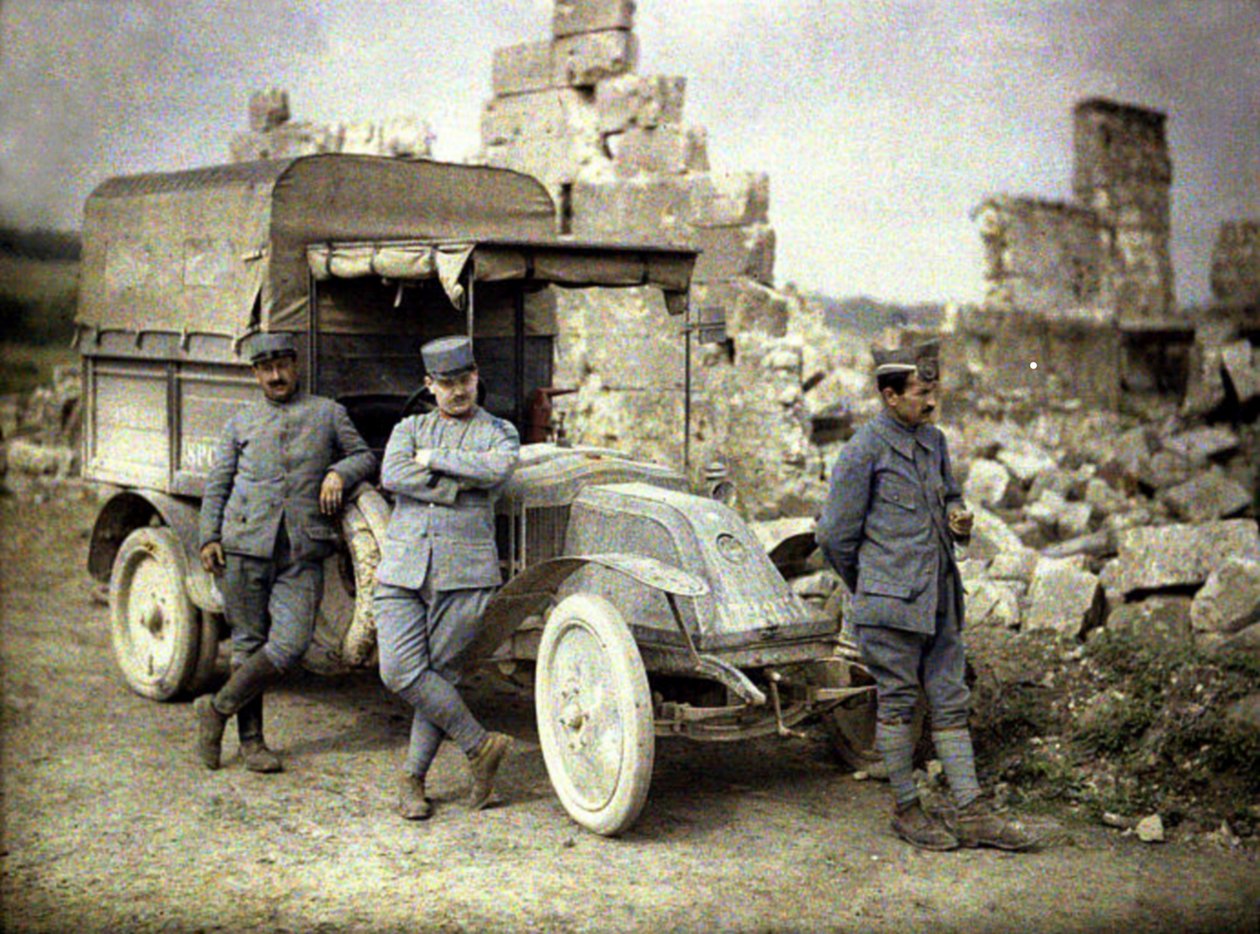 1917年，法国Aisne的一辆小卡车将三名法国士兵停在一座受严重受损的建筑物前（自然色） 作者 费尔南德·库维尔