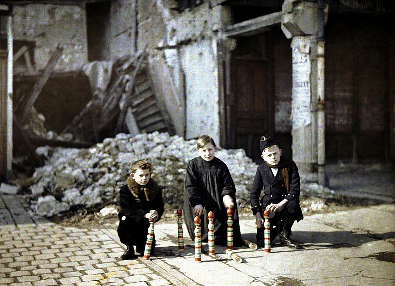 1917年，法国马恩郡兰斯Drouet d&39;Erlon地方的三个孩子玩保龄球（自然色） 作者 费尔南德·库维尔