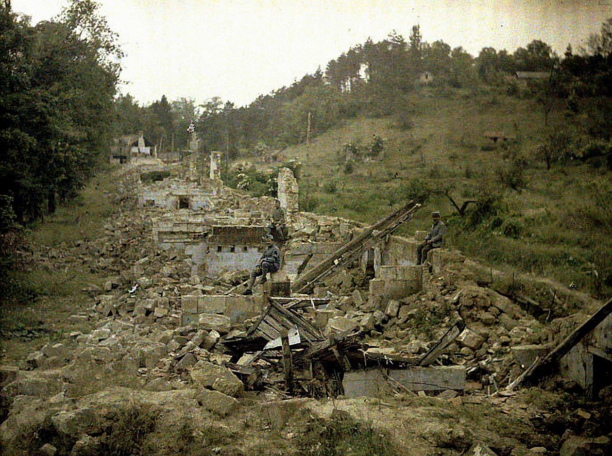 三个士兵在废墟上的玻璃工厂，Vauxrot，Cuffies，Aisne，法国，1917年（彩色） 作者 费尔南德·库维尔