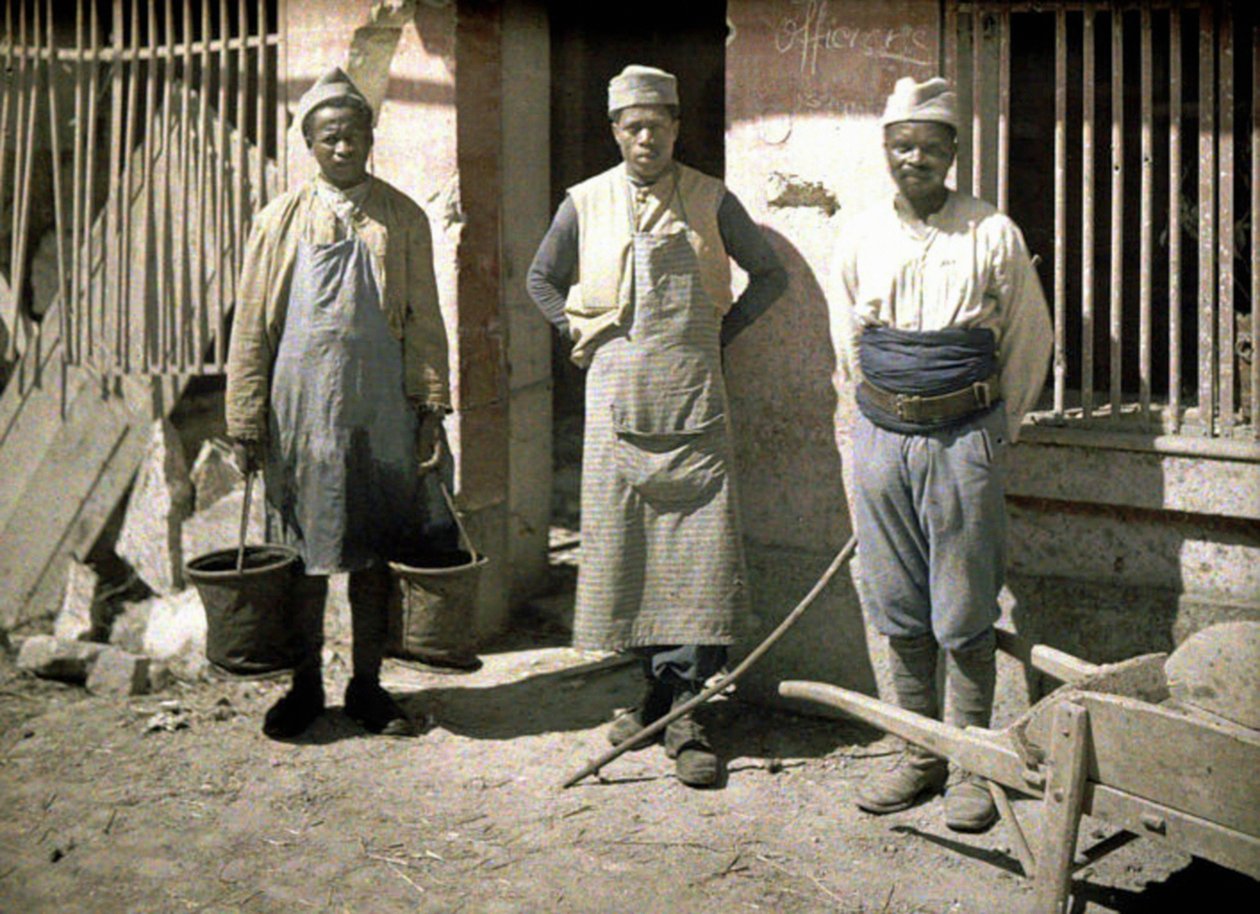 来自塞内加尔的三名工人，在房子前面，Soissons，Aisne，法国，1917年（彩色） 作者 费尔南德·库维尔