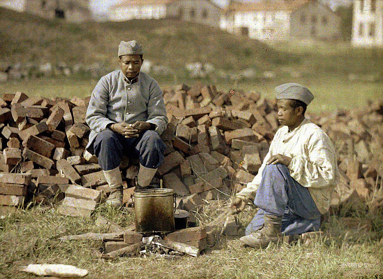 两名非洲士兵正在加热一顿饭，Soissons，Aisne，法国，1917年（自然色） 作者 费尔南德·库维尔