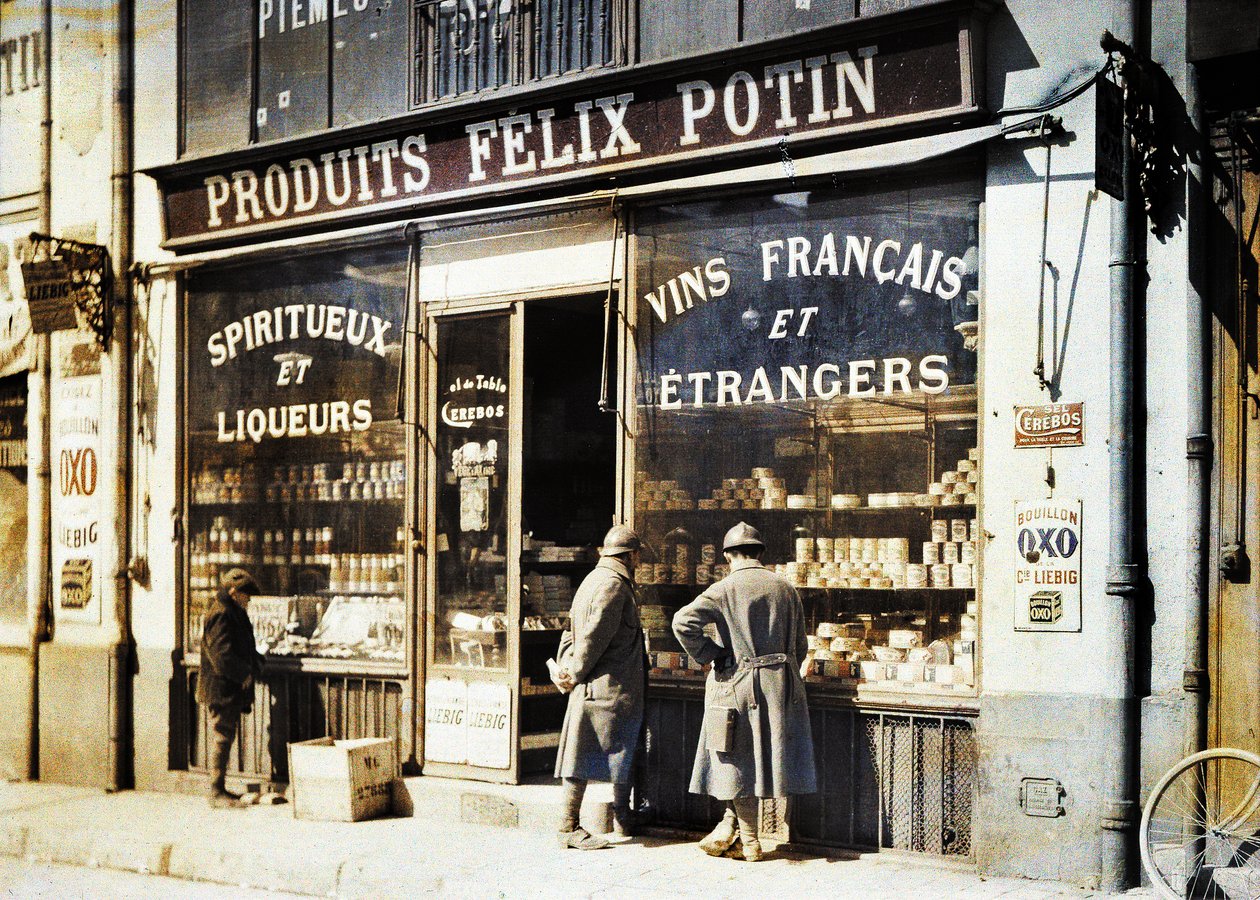 两个法国士兵和一个男孩在酒店前面的Felix Potin，1917年法国马恩兰斯（自然色） 作者 费尔南德·库维尔