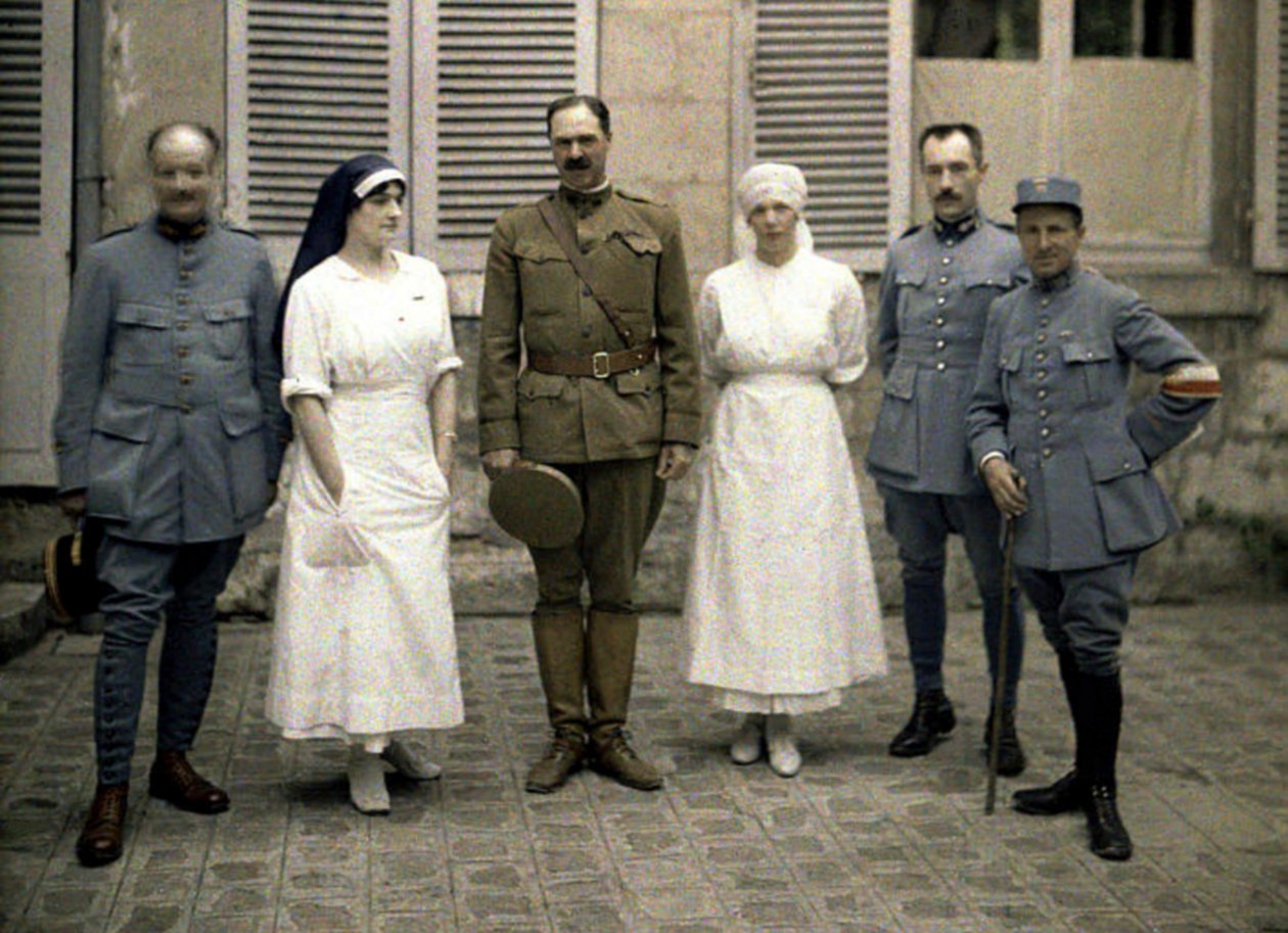 1917年法国Aisne，Soissons圣保罗医院前的法国军医和护士（自然色） 作者 费尔南德·库维尔