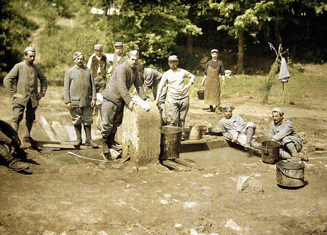一群法国士兵在井里洗衣服，Soissons，Aisne，1917（autochrome） 作者 费尔南德·库维尔