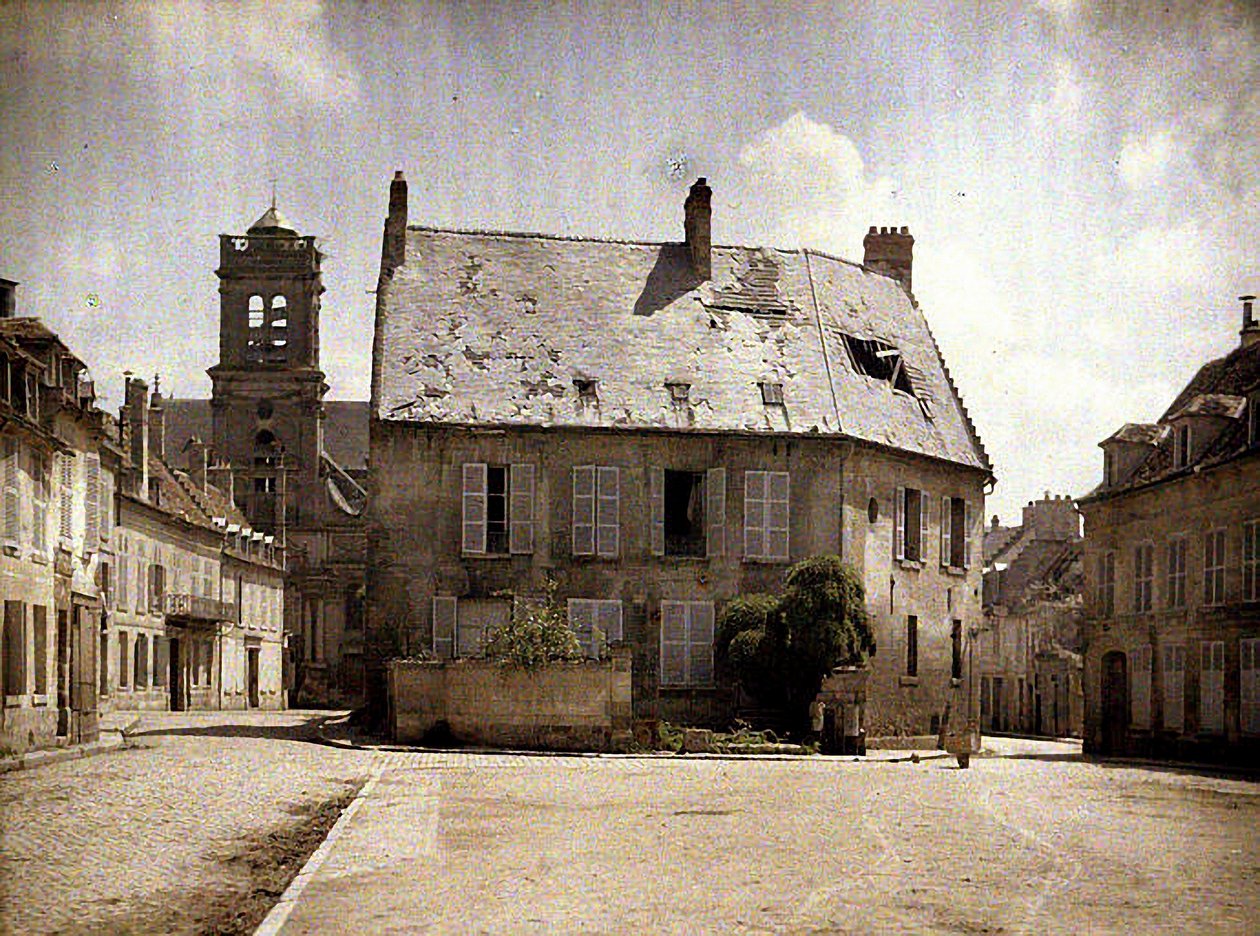 屋顶损坏的房子，Soissons，Aisne，1917（autochrome） 作者 费尔南德·库维尔