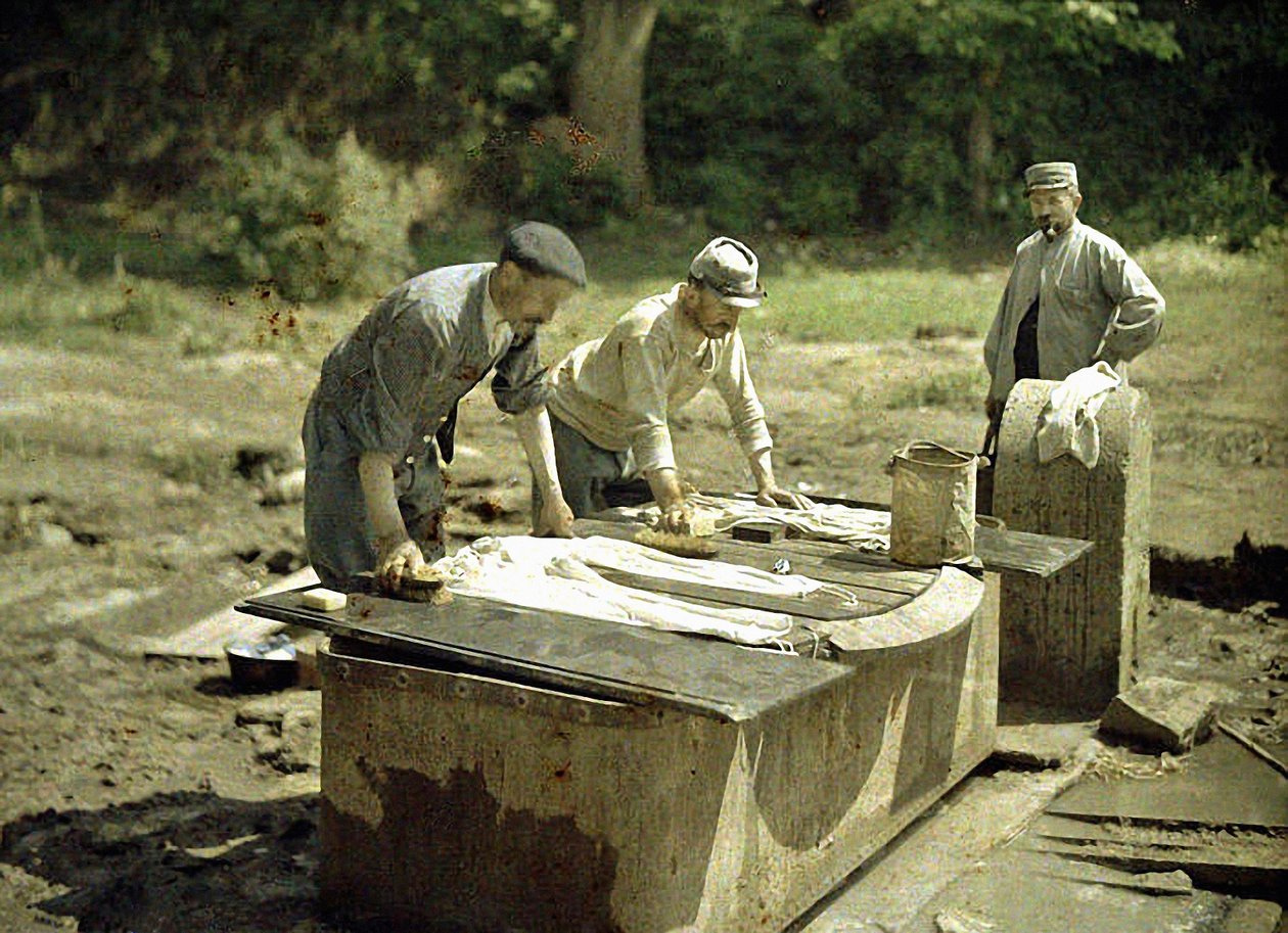 三名法国士兵在一口井洗衣服，Soissons，Aisne，法国，1917年（自然色） 作者 费尔南德·库维尔