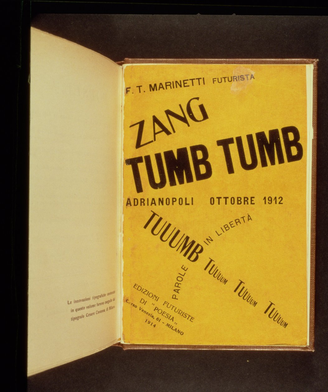 书籍封面为“Zang Tumb Tumb”，由FT Marinetti（1876-1944）1914年编写和设计 作者 菲利波·汤玛索（Filippo Tommaso）Emilio Marinetti