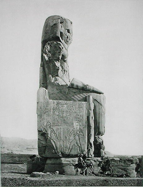 巨型雕像，阿蒙霍特普三世神庙（约公元前1417-1379年）底比斯，约1900年出版（摄影版）。 作者 菲尔斯·古皮尔