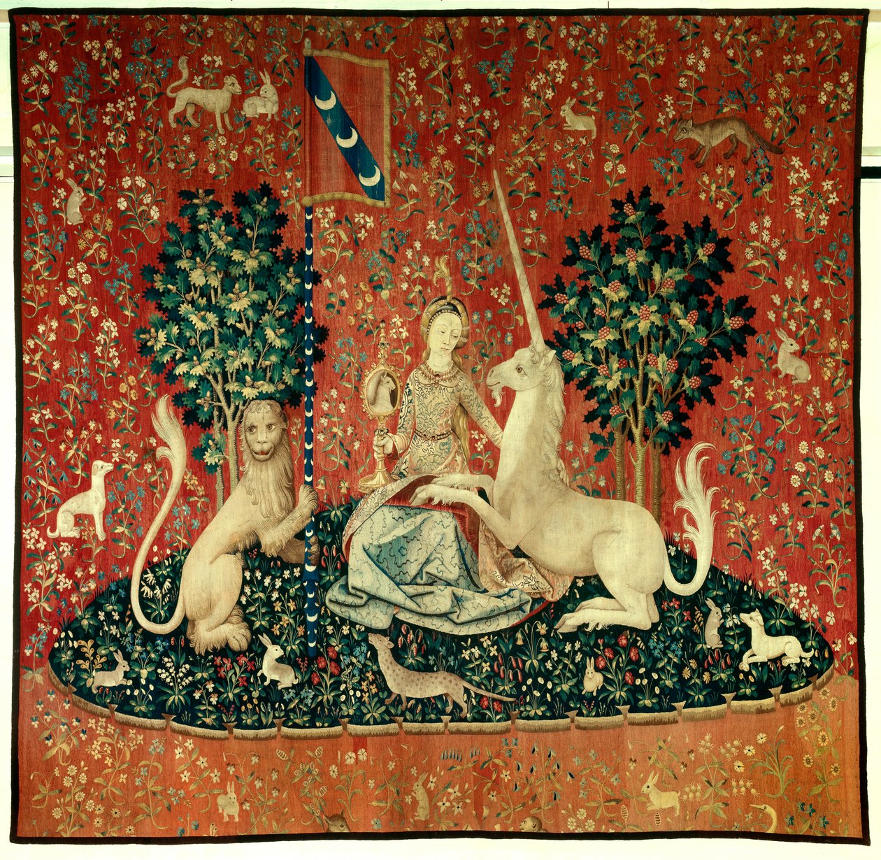 Curtain of the Lady of the Unicorn (Lady of the Unicorn): the view. A young woman holding a mirror surrounded by a lion, a unicorn, a monkey, rabbits. Wool and silk tapestry made between 1484 and 1500. From the Chateau de Boussac, Creuse. Dim. 3,7x4,7 m. P 作者 佛兰芒学校