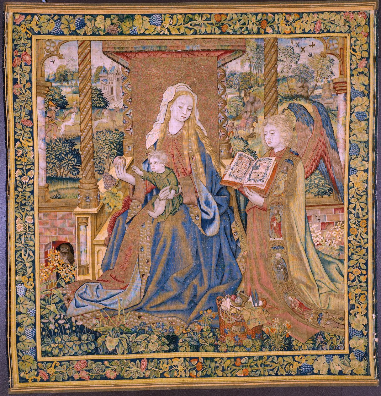 佛兰德挂毯。圣母与孩子和天使》（La Virgen con el niño y un àngel, Maria met Kind en engelen）。约 1500 年。 作者 佛兰芒学校
