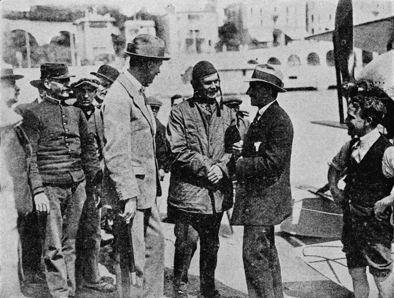 施耐德奖杯：霍华德·皮克斯顿（Howard Pixton）获胜后与雅克·施耐德（Jacques Schneider）交谈，1914年-1934年 作者 飞行照片