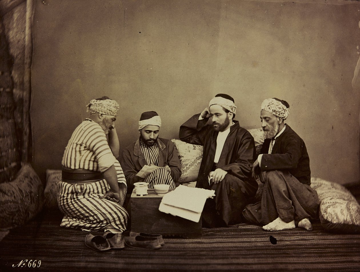 专辑Damas et Baalbek：一群坐在桌子旁的叙利亚人 作者 菲利克斯邦菲尔斯