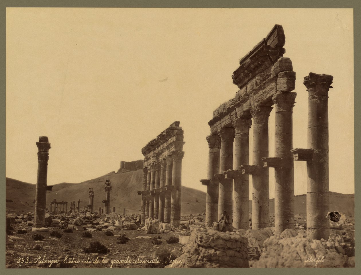 Part of the Great Colonnade, Qalaat Ibn Maan Castle in the distance, Palmyra, c.1875 (albumen print) 作者 菲利克斯邦菲尔斯
