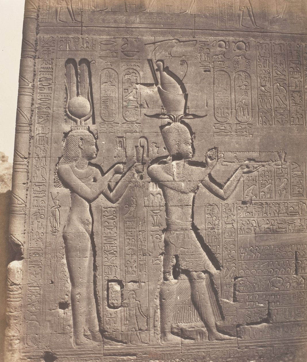 Denderah Tentyris，阿托尔神庙--后侧--克利奥帕特拉和......，1851-52年，1853-54年印刷。 作者 费利克斯·泰纳德