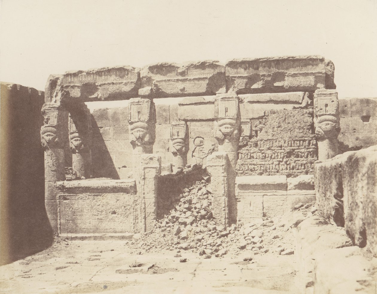 Denderah Tentyris，《阿托尔神庙--放置在西南角的圣所》，1851-52年，1853-54年印刷。 作者 费利克斯·泰纳德