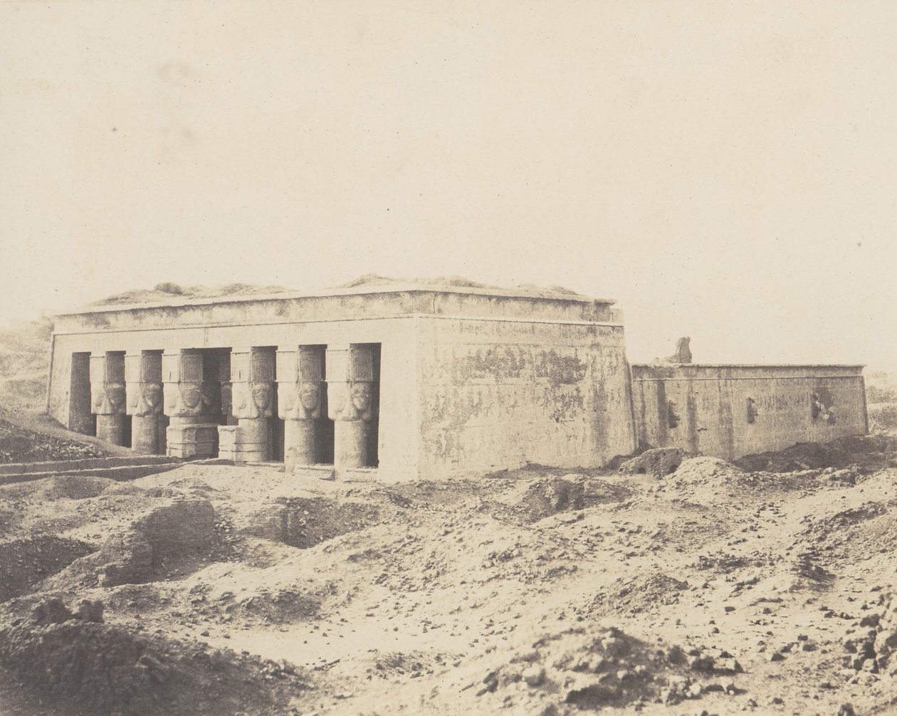 Denderah Tentyris，阿托尔神庙--总视图，1851-52年，1853-54年印刷。 作者 费利克斯·泰纳德