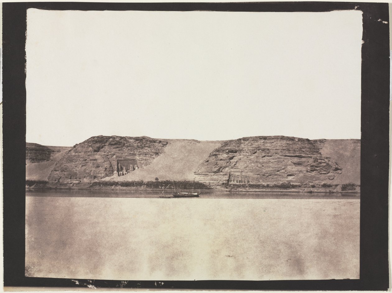 与摄影师Dahabieh一起雕刻在基岩中的纪念碑的全景。阿布辛贝（Abu Simbel），1851-1852年。 作者 费利克斯·泰纳德