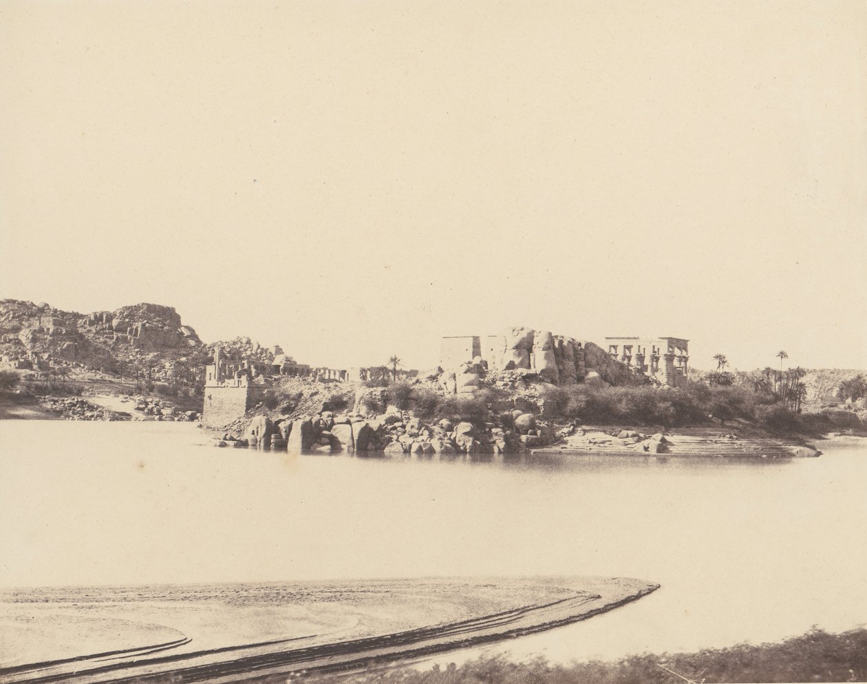 Fileh Philæ岛，在B点从东南方向拍摄的总视图，1851-52年，1853-54年印刷。 作者 费利克斯·泰纳德