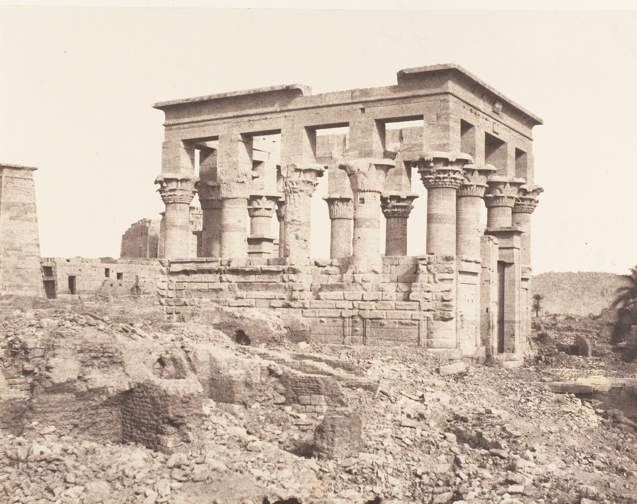 Fileh Philæ岛，东楼--D点的侧视图，1851-52年，1853-54年印刷。 作者 费利克斯·泰纳德