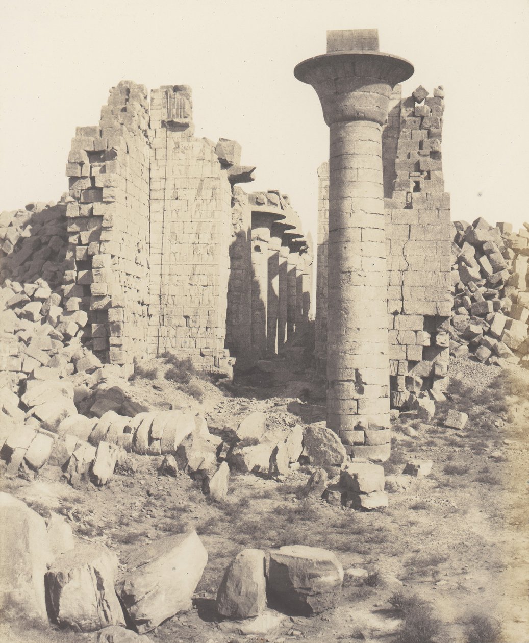 卡纳克底比斯，宫殿的庭院--从第一点拍摄的景色，1851-52年，1853-54年印刷。 作者 费利克斯·泰纳德