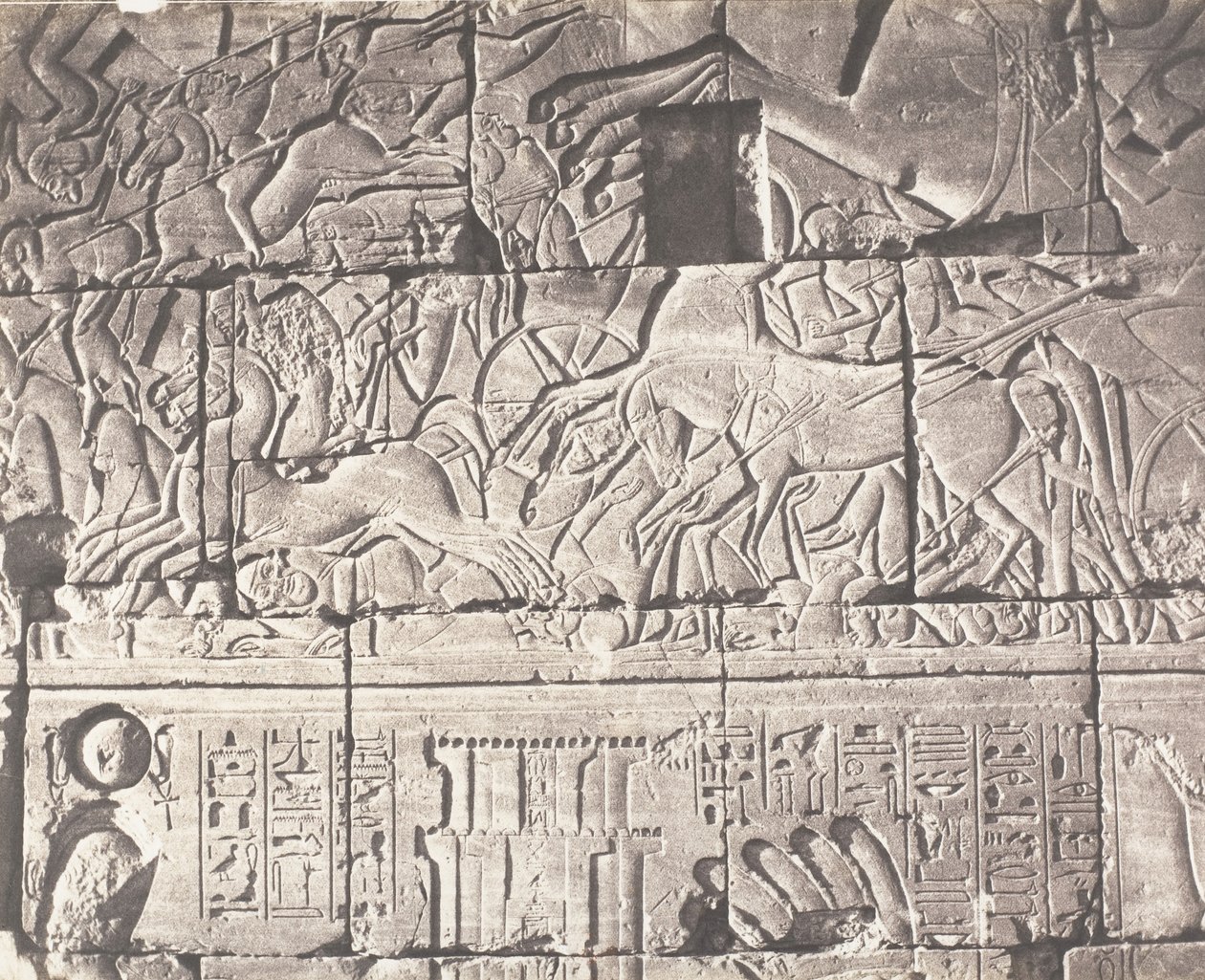 卡纳克底比斯，宫殿的围墙--O点的雕塑细节，1851-52年，1853-54年印刷。 作者 费利克斯·泰纳德