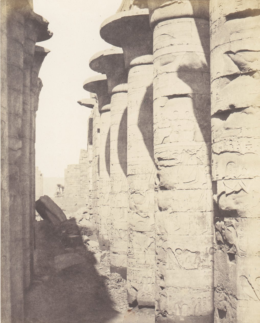 卡纳克底比斯，宫殿--大厅--中央柱廊从......看，1851-52年，1853-54年印刷。 作者 费利克斯·泰纳德
